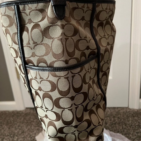 Signature COACH Park Hobo Style bag - Silver/Khaki/Mahogony - Like New - Picture 7 of 8